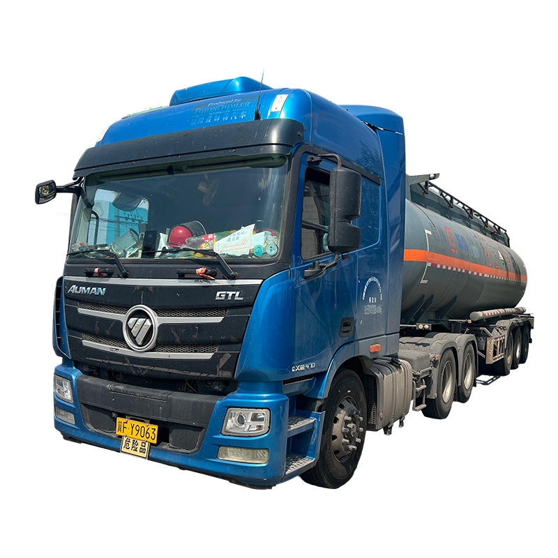 How do the wave-break design and multiple safety accessories (such as safety valves and flame arresters) of a 30-ton sodium hypochlorite tank truck work together to ensure safe transportation?